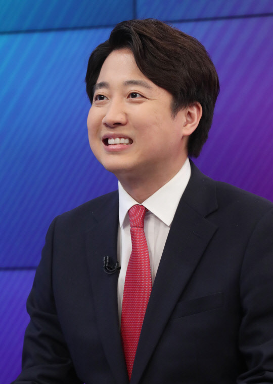 지난 6월1일 서울 중구 MBN스튜디오에서 열린 국민의힘 당대표 후보자 토론회에 참석한 이준석 후보가 토론회 시작 전 방송준비를 하고 있다.연합뉴스